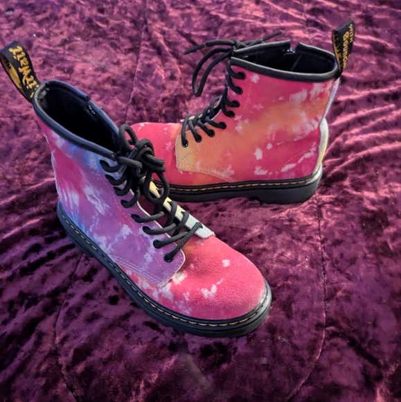 Vibrant Lace-Up Boots with Bouncing Sole